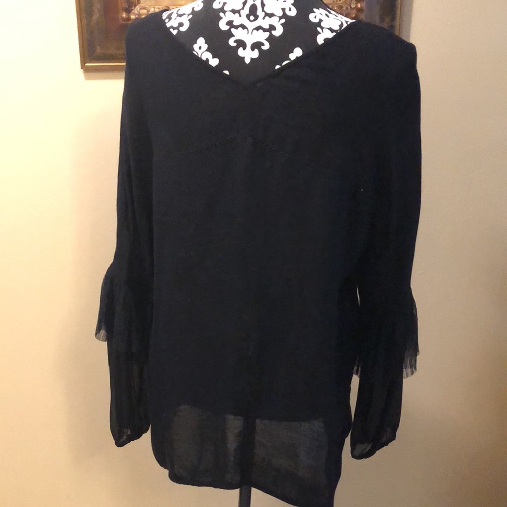😍Stunning tulle trimmed statement sleeved v-neck, pointelle design blouse